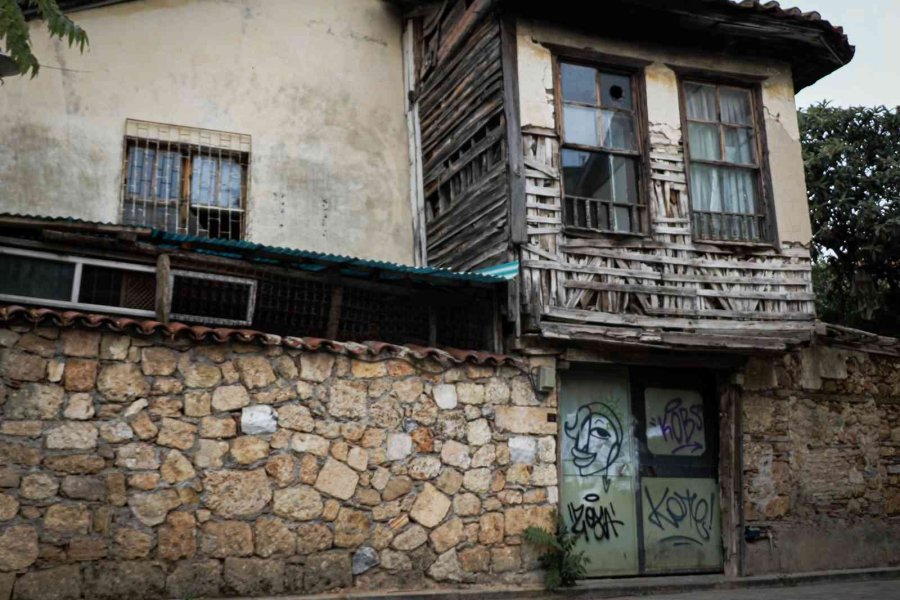 Antalya Kaleiçi’nde “tarihi” Kirlilik