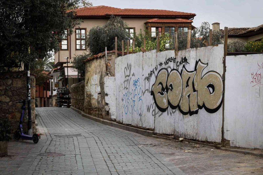 Antalya Kaleiçi’nde “tarihi” Kirlilik