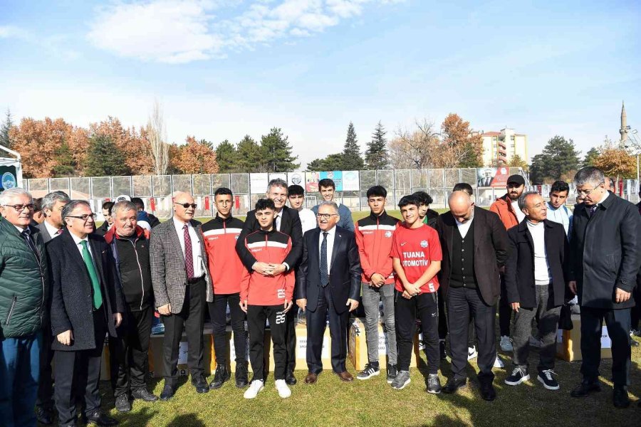Kayseri Büyükşehir Belediyesi’nden Amatör Kulüplere Malzeme Desteği
