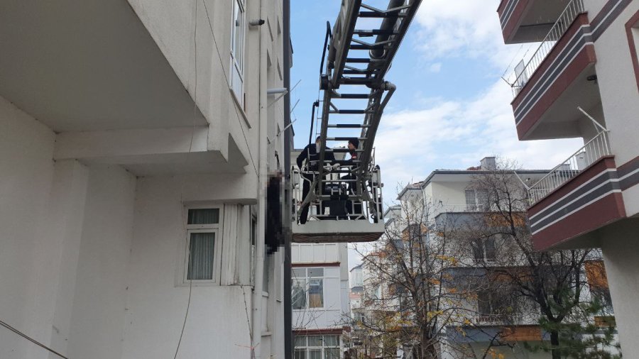 Yaşlı Kadın, Balkonda İple Asılmış Halde Bulundu