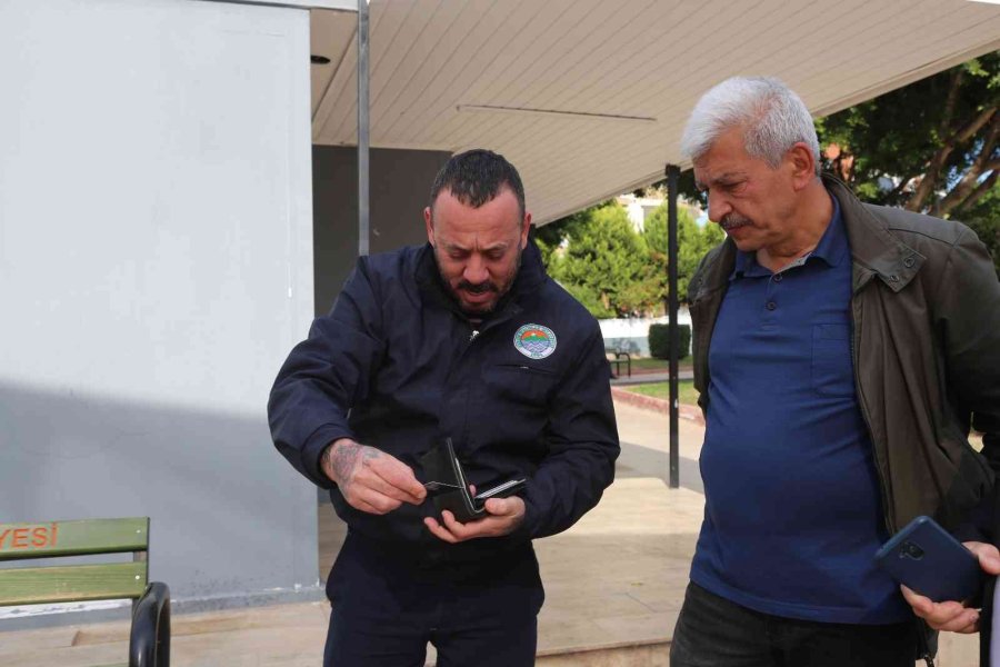 Temizlik Yaparken 100 Bin Lira Buldu, Sahibine Ulaştırdı