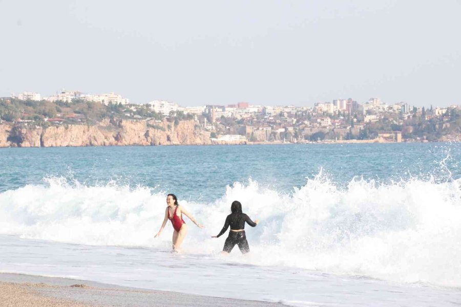 Antalya’nın Batısında Sağanak Yağmur: Dünyaca Ünlü Sahilde Dalga Keyfi