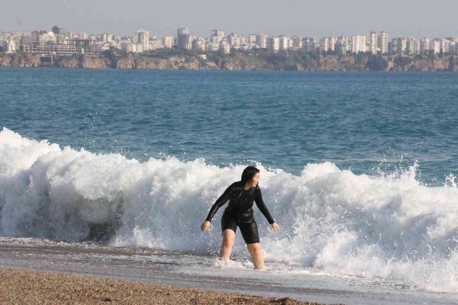 Antalya’nın Batısında Sağanak Yağmur: Dünyaca Ünlü Sahilde Dalga Keyfi