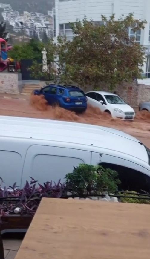 Kaş’ta Sel Meydana Geldi