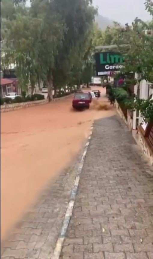 Kaş’ta Sel Meydana Geldi