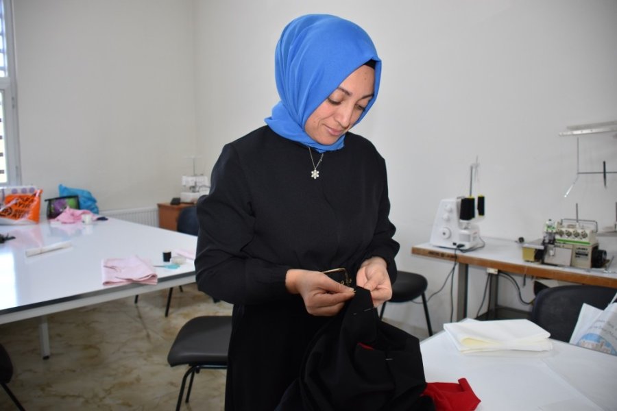 Kocasinan Akademi Kursiyerleri Çocuklarının Elbiselerini Kendileri Dikiyor