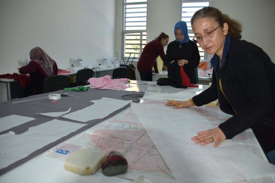 Kocasinan Akademi Kursiyerleri Çocuklarının Elbiselerini Kendileri Dikiyor