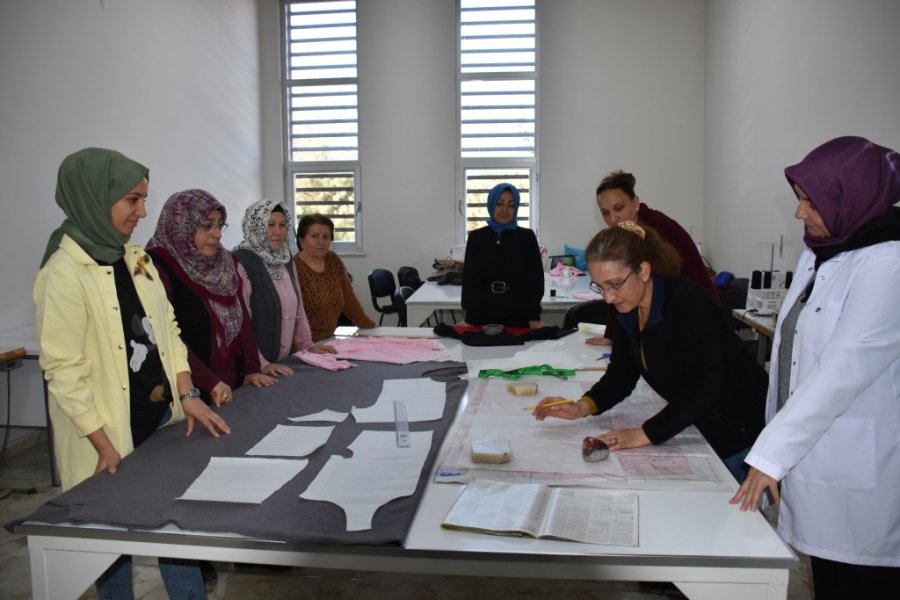 Kocasinan Akademi Kursiyerleri Çocuklarının Elbiselerini Kendileri Dikiyor