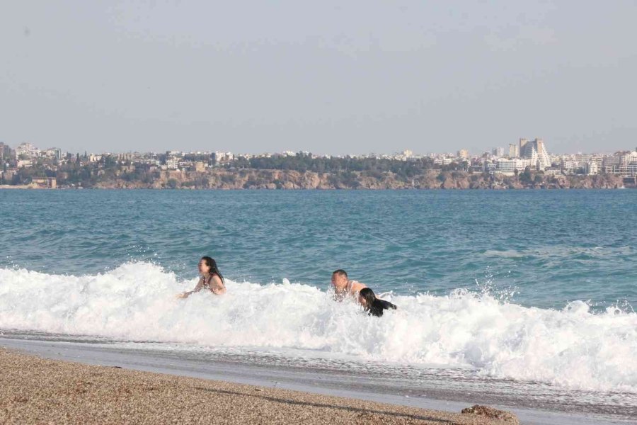 Antalya’nın Batısında Sağanak Yağmur: Dünyaca Ünlü Sahilde Dalga Keyfi