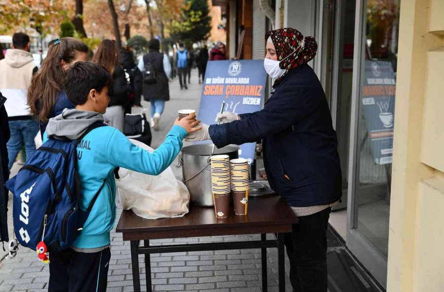 Gençlerin İçi Çorba İkramı İle Isınıyor