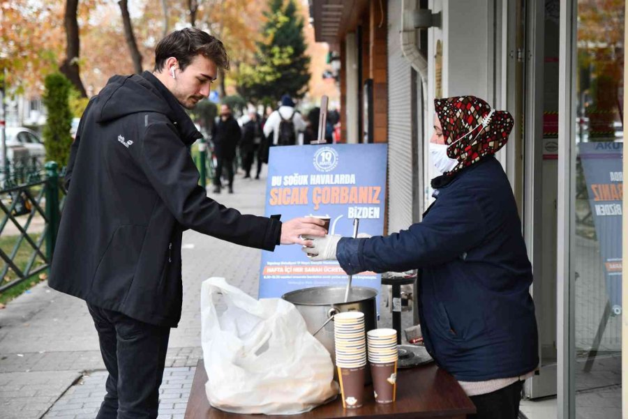 Gençlerin İçi Çorba İkramı İle Isınıyor