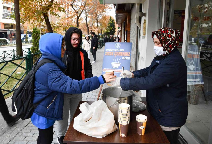 Gençlerin İçi Çorba İkramı İle Isınıyor
