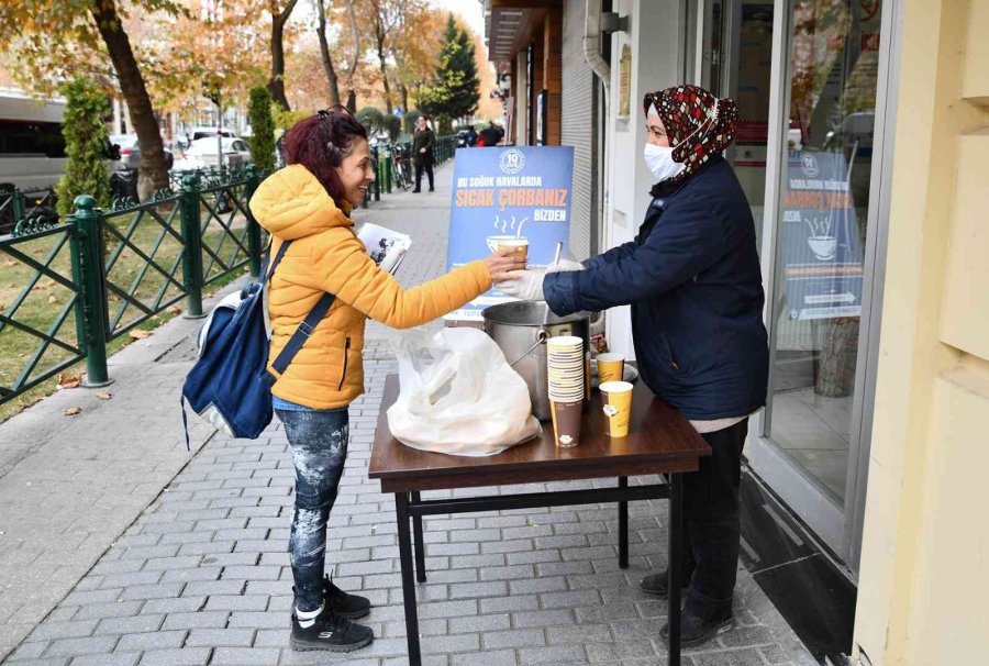 Gençlerin İçi Çorba İkramı İle Isınıyor