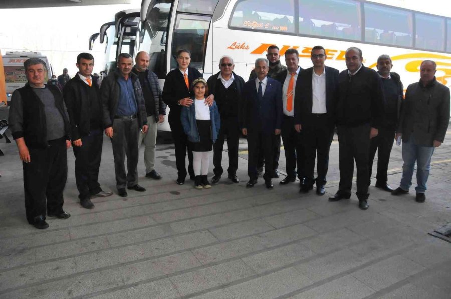 Akşehir’in Şehirlerarası Tek Kadın Şoförü Funda Çeper Babasının İzinde