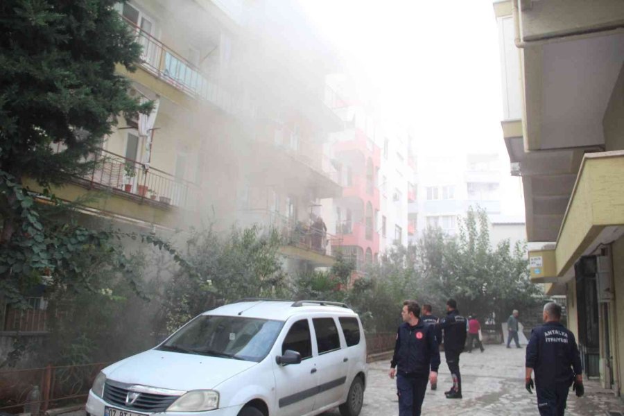 Evini Yaktı, Mahalleliyi Sokağa Döktü