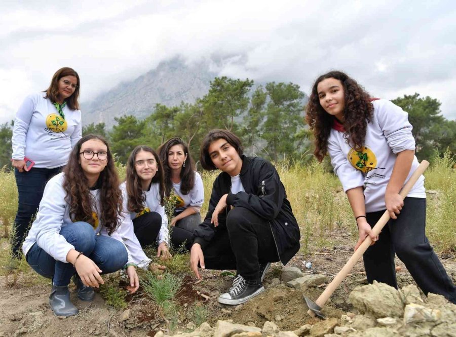 Konyaaltı’nda Çocukların Ağaç Dikme Heyecanı