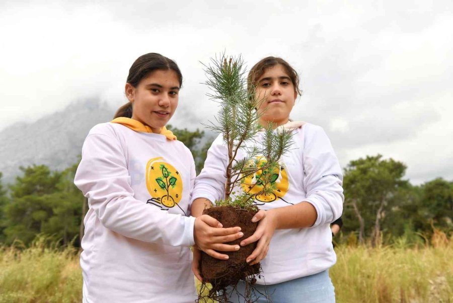 Konyaaltı’nda Çocukların Ağaç Dikme Heyecanı