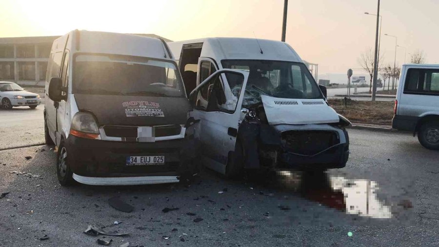 Konya’da Servis Minibüsleri Ve Otomobil Çarpıştı: 14 Yaralı