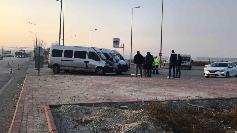 Konya’da Servis Minibüsleri Ve Otomobil Çarpıştı: 14 Yaralı