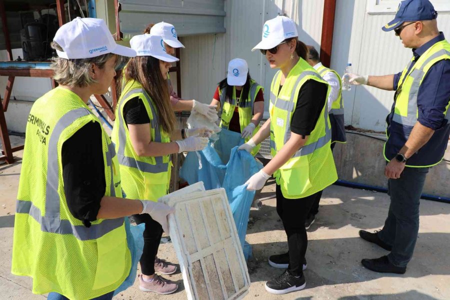 Balıkçı Barınağı’ndan 200 Kilogram Atık Toplandı