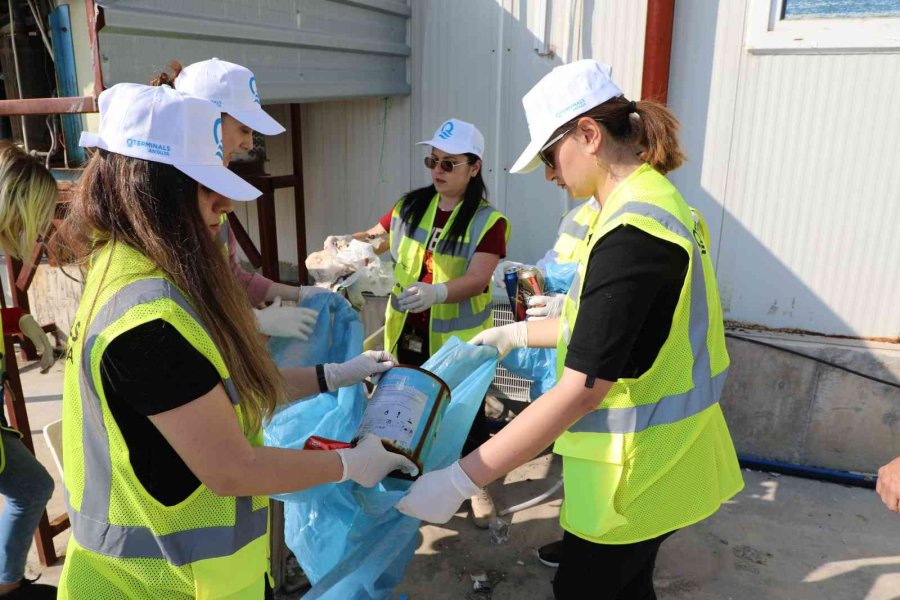Balıkçı Barınağı’ndan 200 Kilogram Atık Toplandı