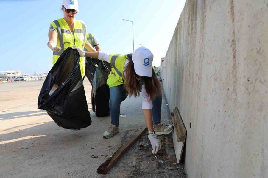 Balıkçı Barınağı’ndan 200 Kilogram Atık Toplandı