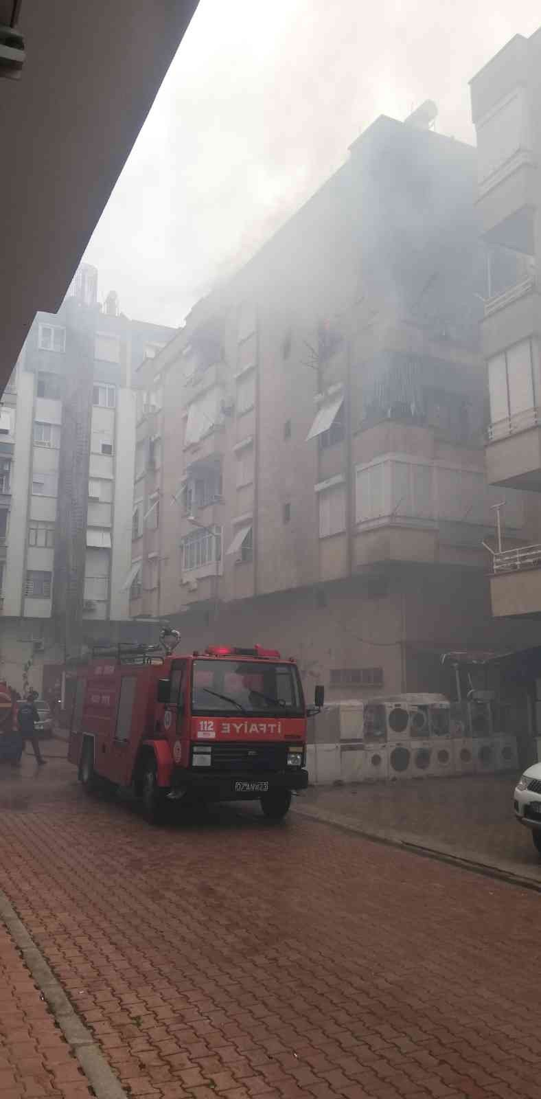 Yanan Evinin Son Halini Görünce Fenalık Geçirdi