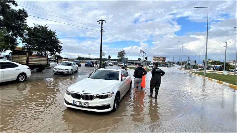 Antalya’da Sağanak Yağışta Araçlar Yollarda Kaldı
