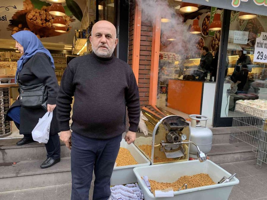 Soğuk Havada Kokusu Ve Dumanı Sokağa Dağılan Leblebi Vatandaşın Gözdesi