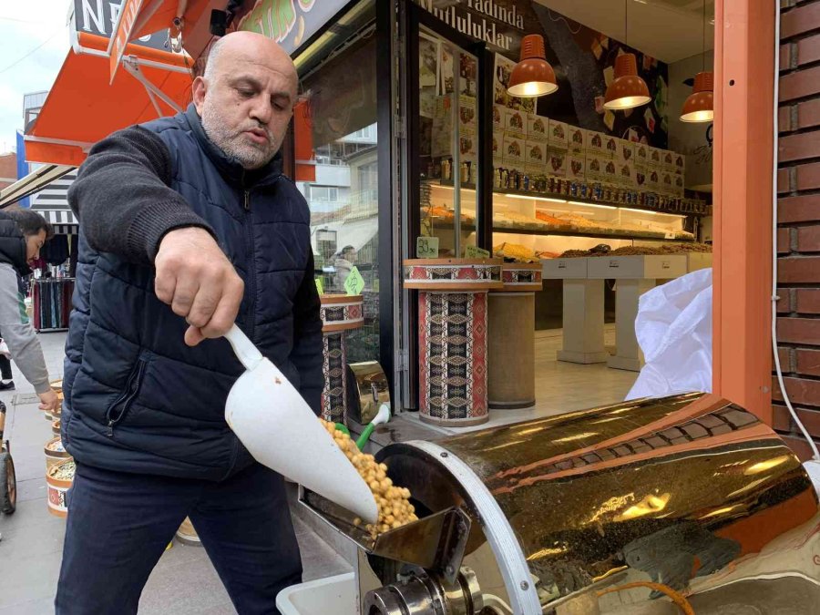 Soğuk Havada Kokusu Ve Dumanı Sokağa Dağılan Leblebi Vatandaşın Gözdesi