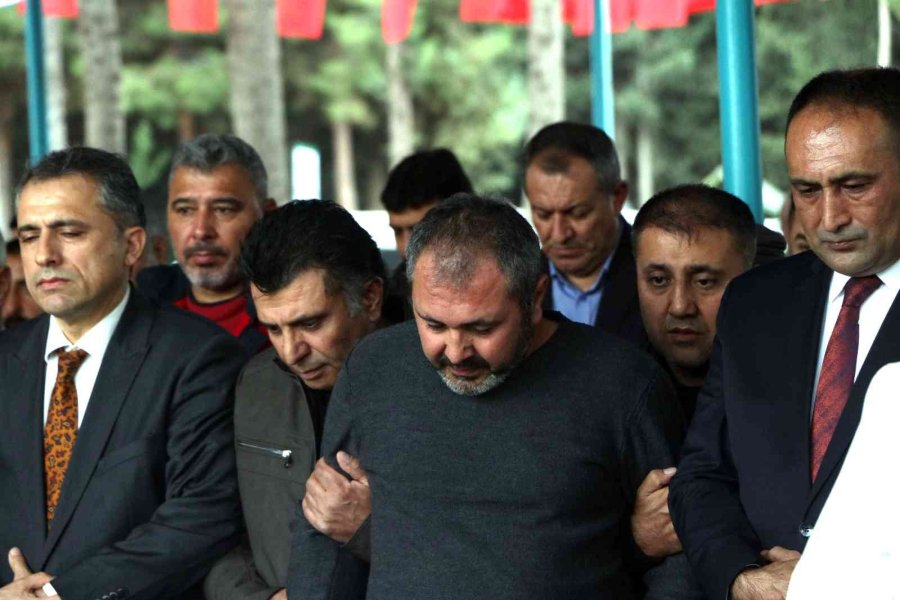 Okulda Öldürülen Öğrenci, Beyaz Duvağıyla Son Yolculuğuna Uğurlandı