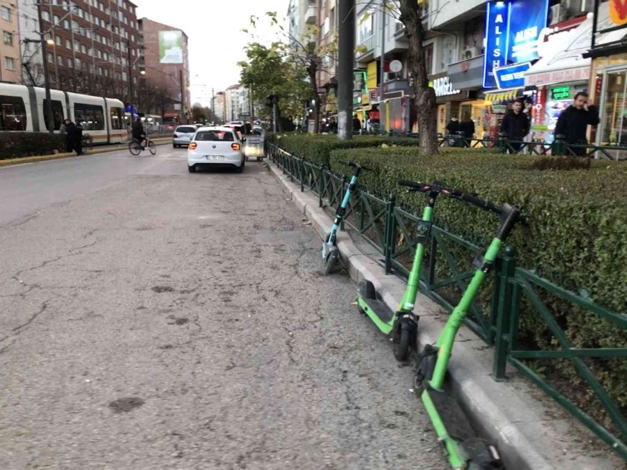 Bilinçsizce Yola Bırakılan Scooterlar Trafiği Tehlikeye Sokuyor