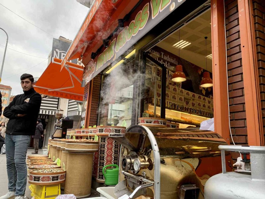 Soğuk Havada Kokusu Ve Dumanı Sokağa Dağılan Leblebi Vatandaşın Gözdesi