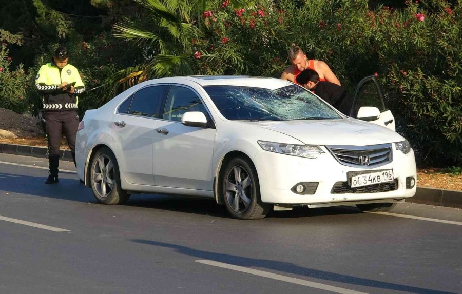 Otomobilin Çarptığı Yaya Metrelerce Havaya Uçarak Hayatını Kaybetti