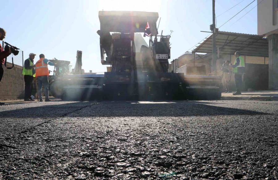 Akdeniz’de Sıcak Asfalt Serimi Başladı