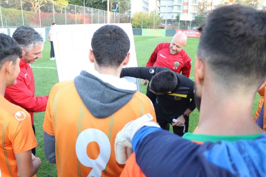 Özel Öğrenciler Alanyaspor İle Özel Maçta Buluştu