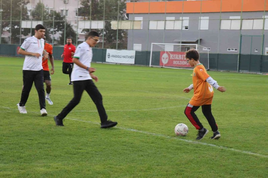 Özel Öğrenciler Alanyaspor İle Özel Maçta Buluştu