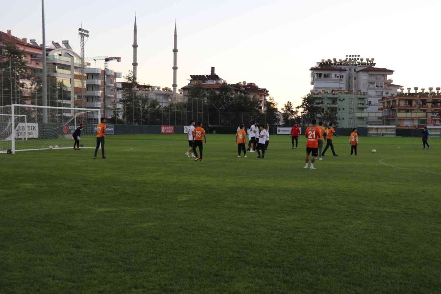 Özel Öğrenciler Alanyaspor İle Özel Maçta Buluştu