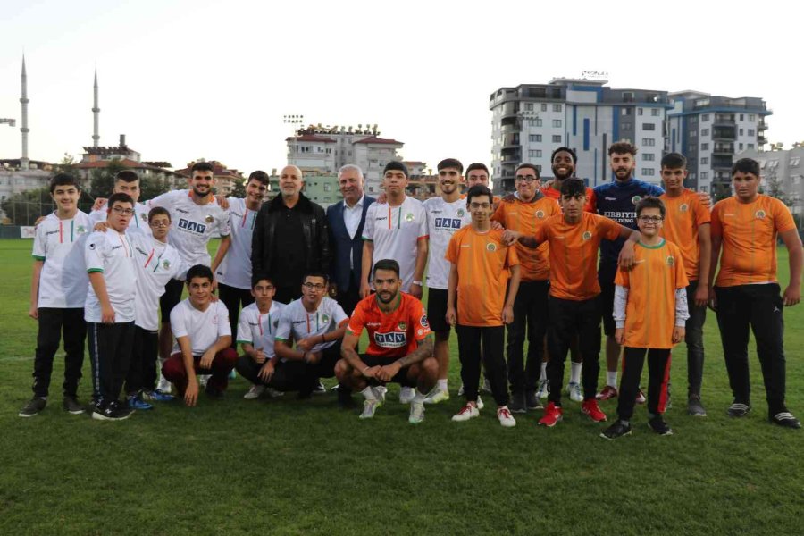 Özel Öğrenciler Alanyaspor İle Özel Maçta Buluştu