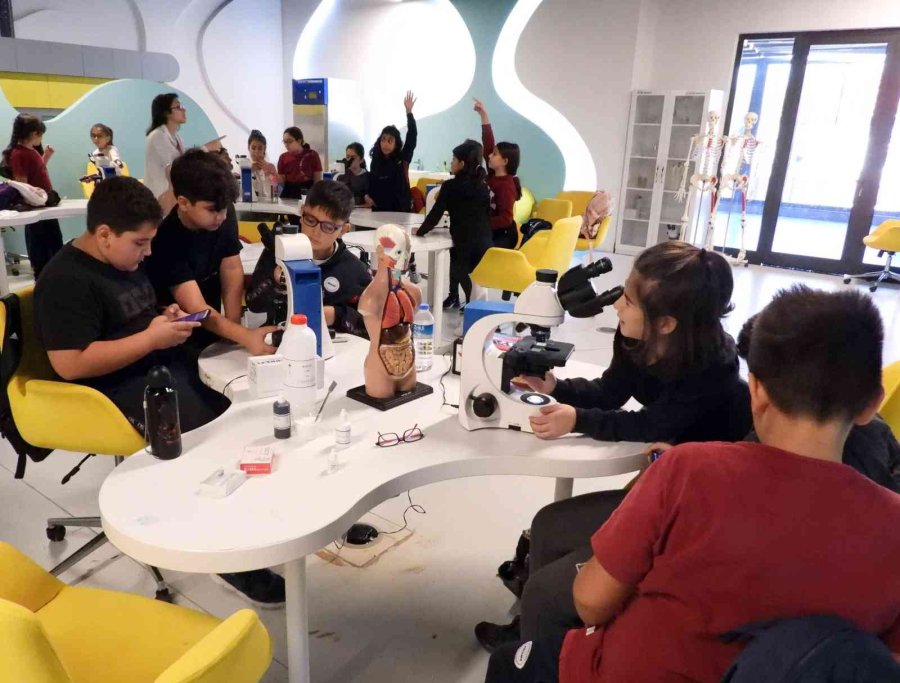 Bilim Merkezinde Öğrenciler Dokuları İnceliyor