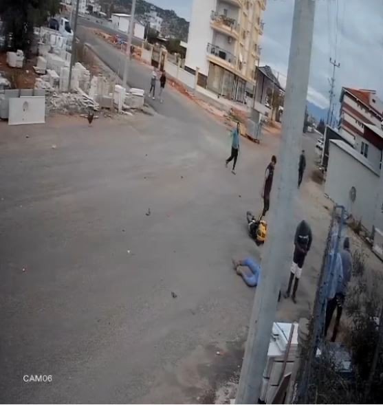 Otomobile Çarpan Motosikletteki 2 Kişi Metrelerce Savruldu