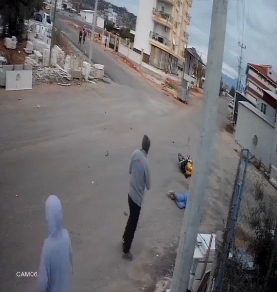 Otomobile Çarpan Motosikletteki 2 Kişi Metrelerce Savruldu