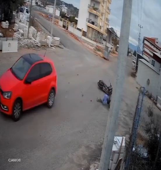 Otomobile Çarpan Motosikletteki 2 Kişi Metrelerce Savruldu