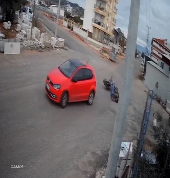 Otomobile Çarpan Motosikletteki 2 Kişi Metrelerce Savruldu