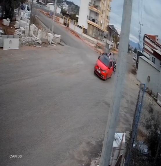 Otomobile Çarpan Motosikletteki 2 Kişi Metrelerce Savruldu