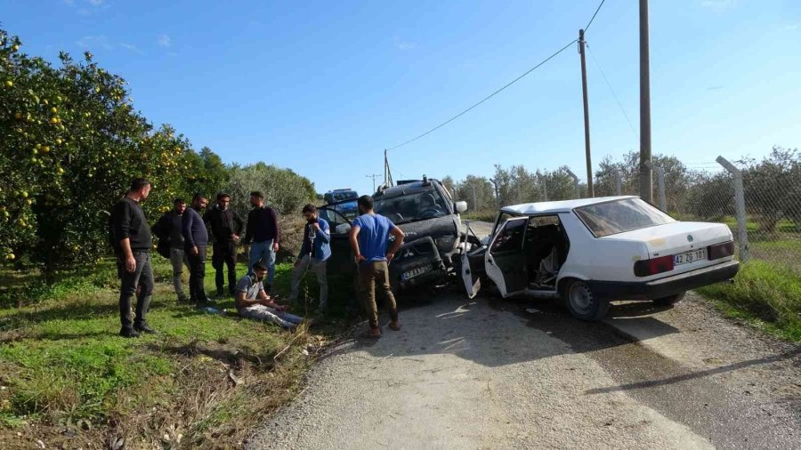 Antalya’da Kamyonet Otomobille Çarpıştı: 2 Yaralı