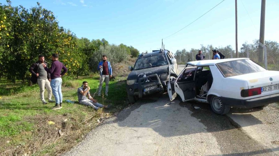 Antalya’da Kamyonet Otomobille Çarpıştı: 2 Yaralı