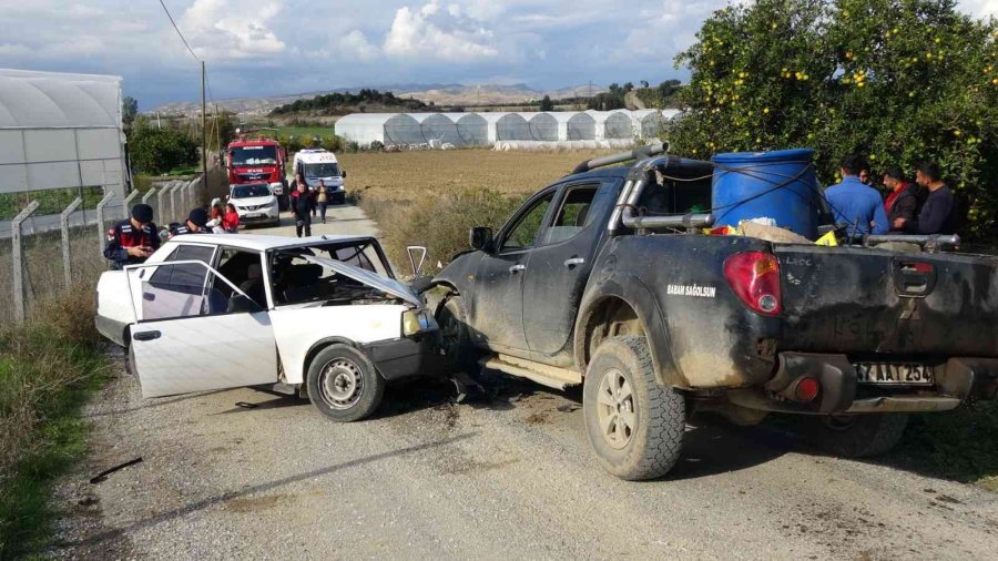 Antalya’da Kamyonet Otomobille Çarpıştı: 2 Yaralı