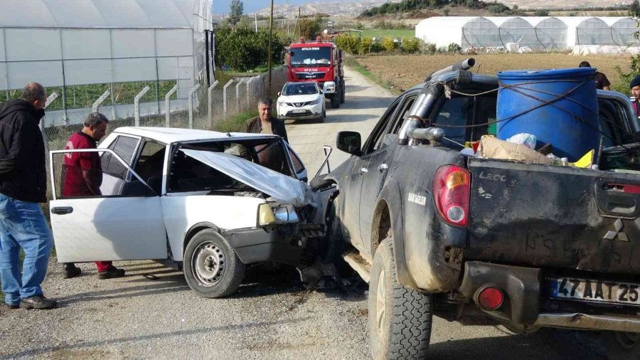 Antalya’da Kamyonet Otomobille Çarpıştı: 2 Yaralı