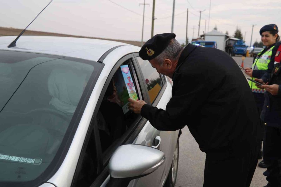 Emniyet Kemeri Denetimi Yapan Jandarma Ekiplerinden Çocuklara Hediye Sürprizi